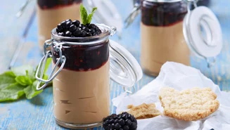 Kolakräm med rårörda björnbär