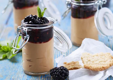 Kolakräm med rårörda björnbär