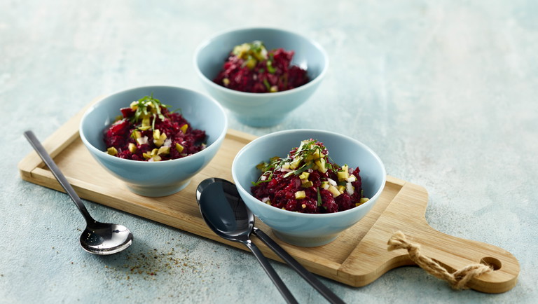Rødbedetatar med skyr og agurk