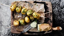 Grillad potatis med grönt ört- och vitlökssmör