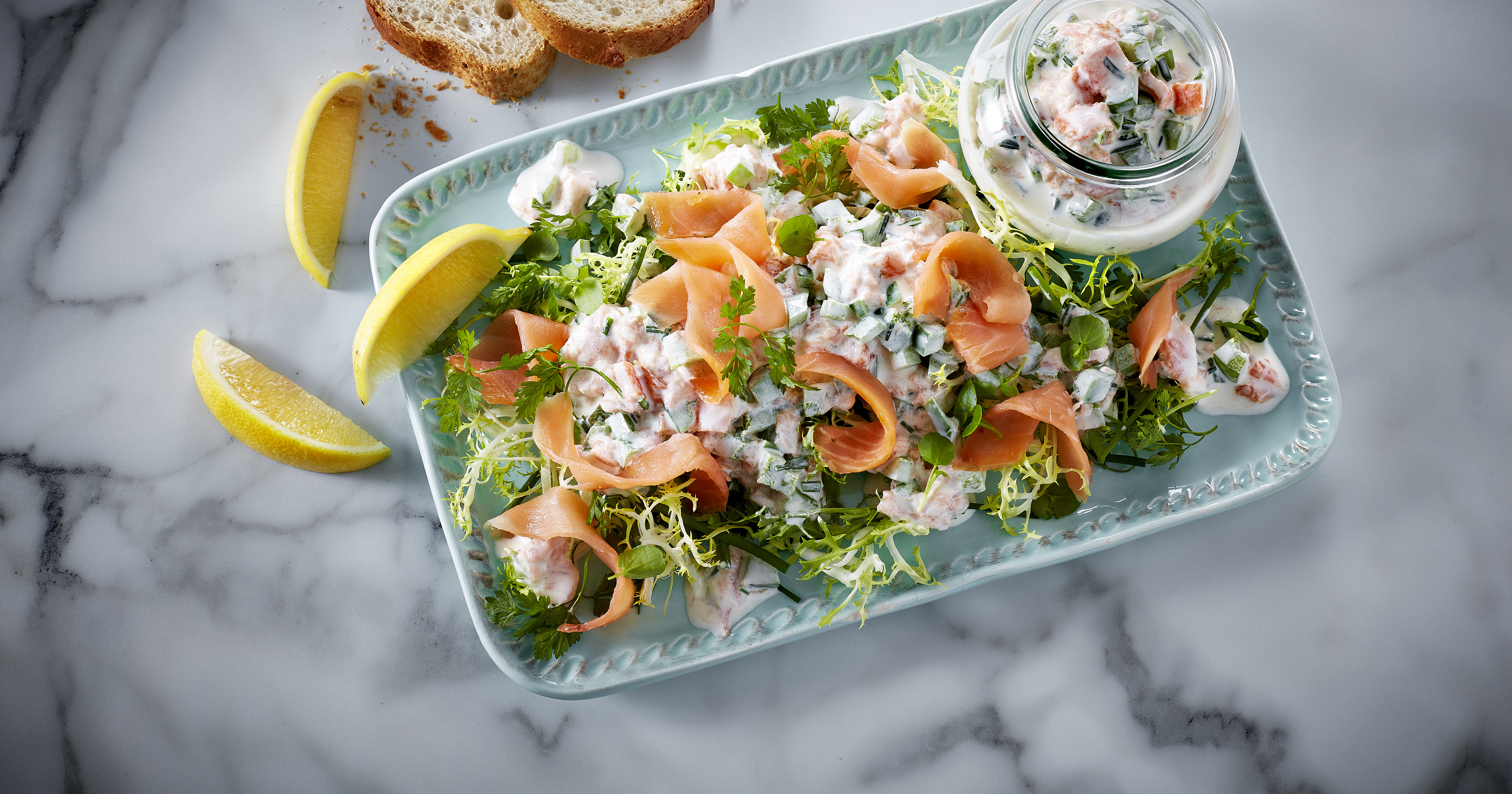 Laksesalat på sprød krydderurtebund