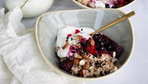 Speltgrød med skovbær og skyr