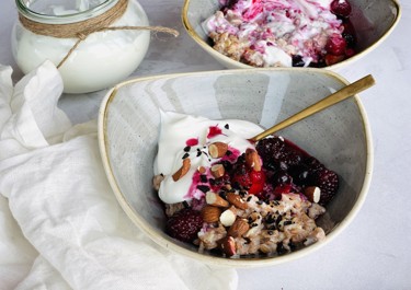 Speltgrød med skovbær og skyr