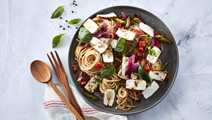 Pasta med grillet ost og tomatsalat
