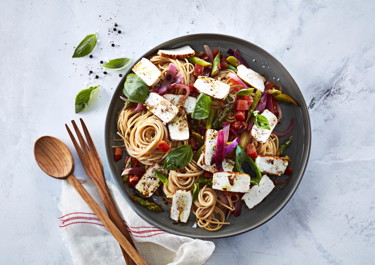 Pasta med grillet ost og tomatsalat