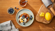 Flaumige Haferpfannkuchen mit Heidelbeeren