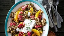 Kardemommekrydret bulgursalat med bolsjebeder