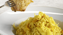 Aprikoosi-currykanaa ja nuudeleita