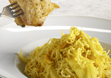 Aprikoosi-currykanaa ja nuudeleita