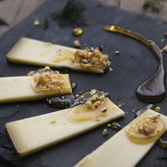 Gruyère med flädersirap och nötströssel
