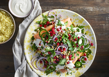 Ugnsbakad lax ”tarator” med frisk yoghurt- och tahinisås