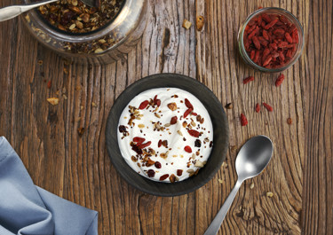 Skyr bowl with granola and berries