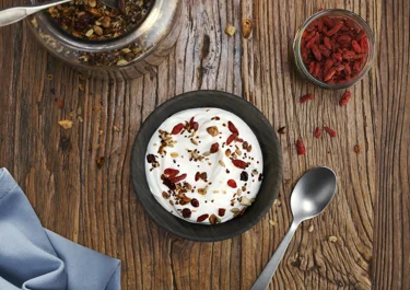 Romige skyr met granola en bessen