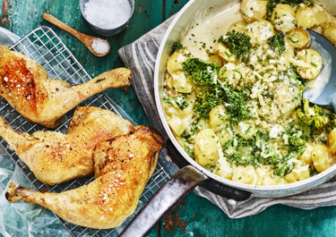Kycklingklubbor med potatis- och grönkålspanna