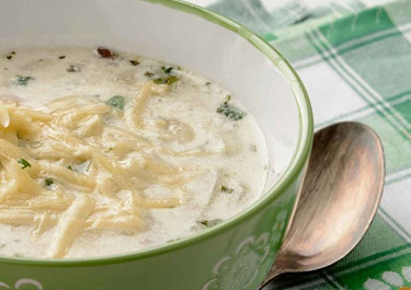 Crema de verduras con Arla Mozzarella rallada