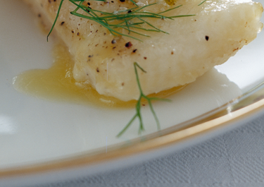 Hellefisk bagt i papir med avocado og lime