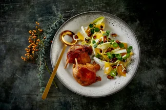 Confierte Entenkeule mit Weihnachtssalat und Blauschimmelkäse-Dressing