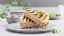 Gegrilde tonijn-kaassandwich