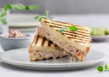Gegrilde tonijn-kaassandwich