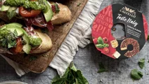 Tostada de jamón serrano, pesto y queso crema de tomate