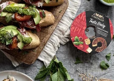 Tostada de jamón serrano, pesto y queso crema de tomate