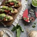 Tostada de jamón serrano, pesto y queso crema de tomate