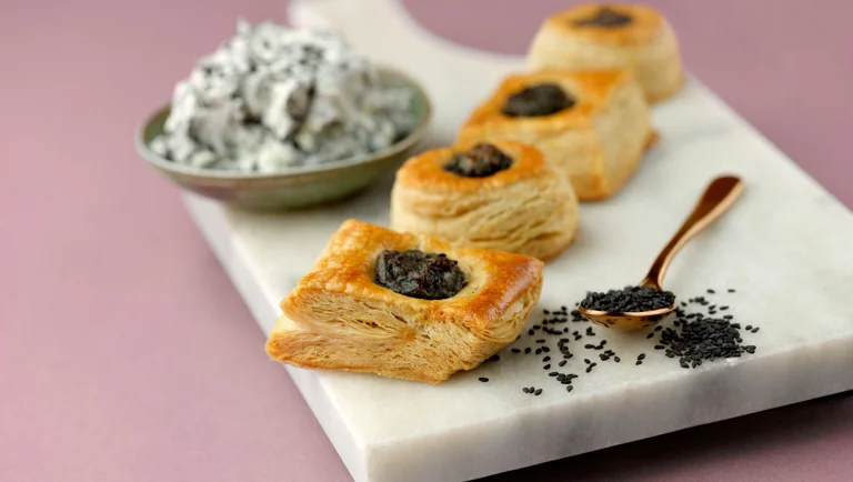 Blätterteig mit schwarzem Sesamfrischkäse