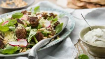 Kalvfärsbullar med citron och ost på primörsallad