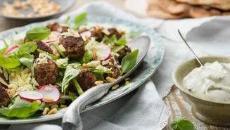 Kalvfärsbullar med citron och ost på primörsallad