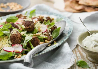 Kalvfärsbullar med citron och ost på primörsallad
