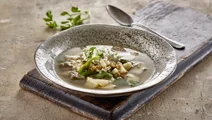Oksekødssuppe med urteskum