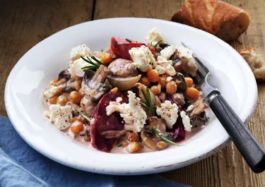 Gryta med rödbetor och gula ärter