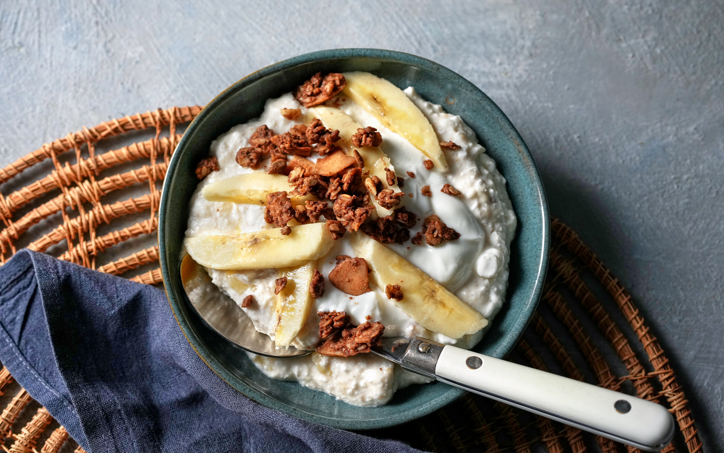 Krämig cottage cheese med banan, kvarg och granola
