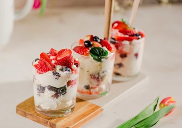Πάβλοβες στο ποτήρι με κόκκινα φρούτα