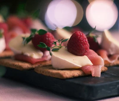 Parmaskinke, bringebær og ost