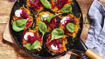 Sötpotatisfritters med gräddfil och syrad rödbeta