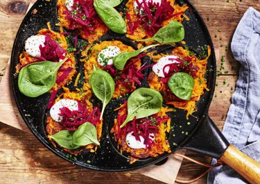 Sötpotatisfritters med gräddfil och syrad rödbeta