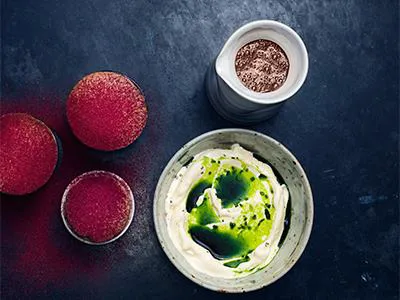 Luftiga suffléer med knastrigt socker och härlig syra från svenska lingon. En fin smakkombination till chokladsåsen och glassen - sött och lite kryddigt på samma gång. Suffléerna kan förberedas och gräddas direkt från frysen.