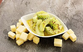 Sinappi-kurkkusalaatti