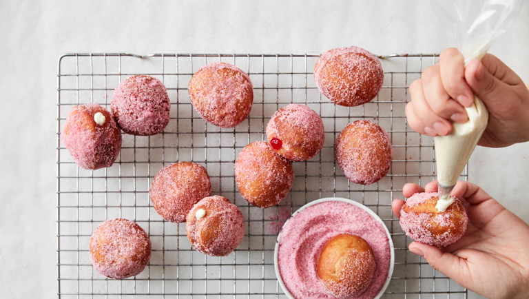 Berlinere med rødgrød og vaniljecreme