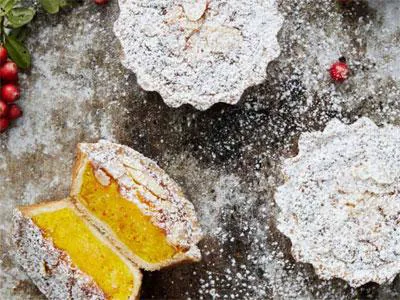 Att anpassa de klassiska bakverken efter säsong uppskattas av kunder och gäster. Julens saffransmazariner är lyxiga och smakrika. Baka dem gärna i lite mindre format då de är läckert fullmatade.