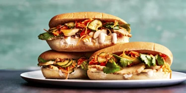 Rapsahtavan rapea bánh mì -leipä – raikas, tulinen ja täynnä luonnetta.