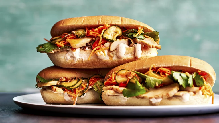 Vietnamilainen kanasandwich banh-mi ja Thai Chili jogurttikastiketta