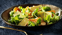Salat med røget laks og valnødder