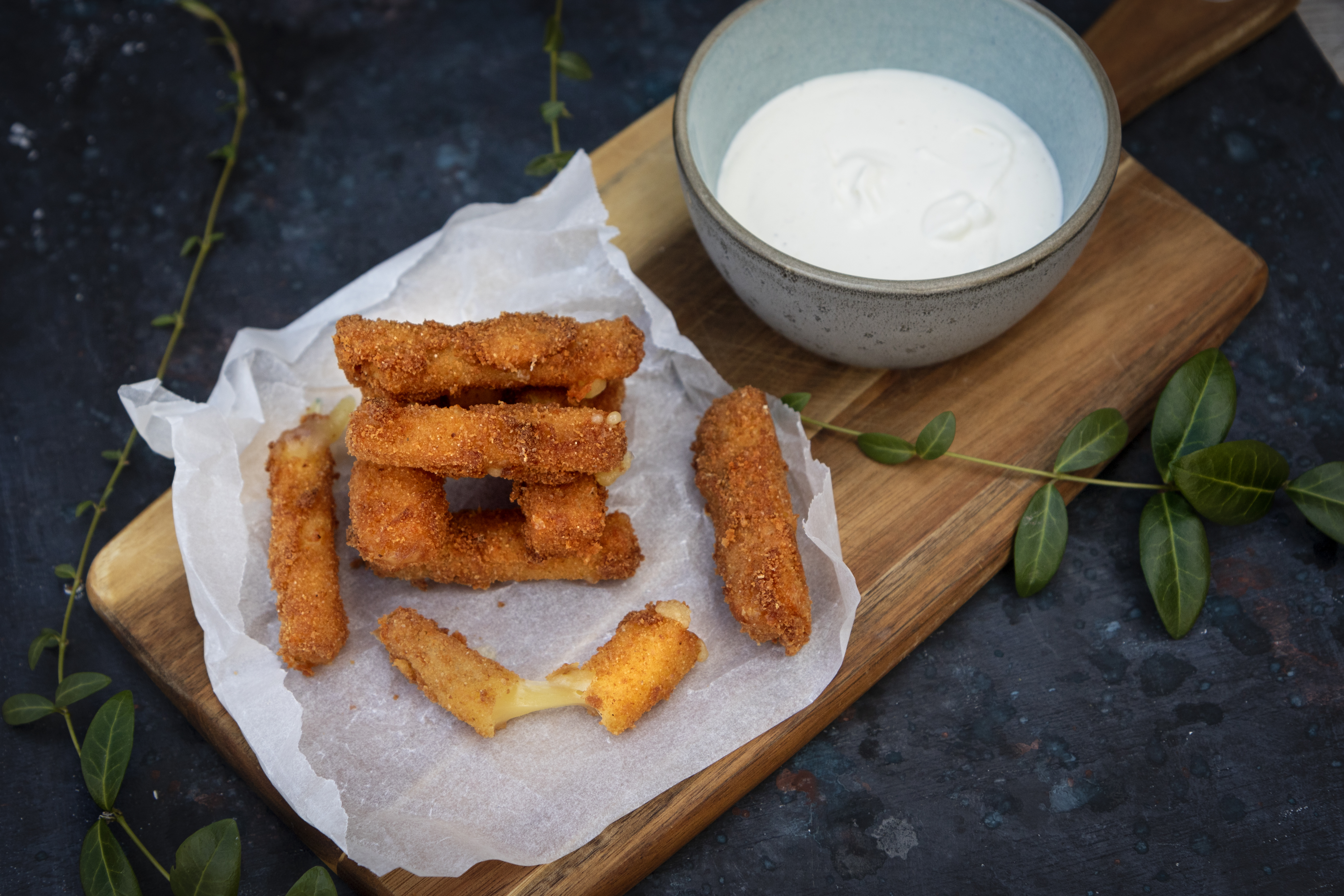 Friterade cheddar sticks med vitlökssås