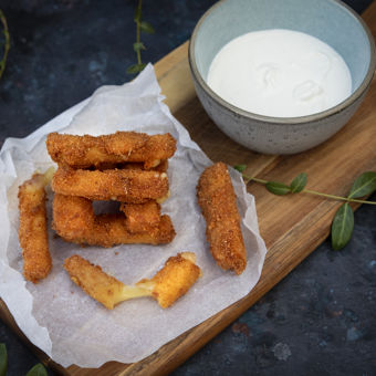 Friterade cheddar sticks med vitlökssås