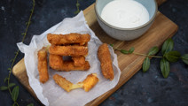 Friterade cheddar sticks med vitlökssås