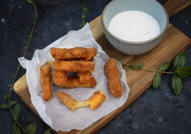 Friterade cheddar sticks med vitlökssås