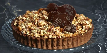 Rapea pohja, pehmeä suklaatäyte ja paahteiset pähkinät – syntisen hyvää!