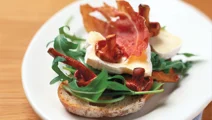 Lantbröd med kantareller och rucola